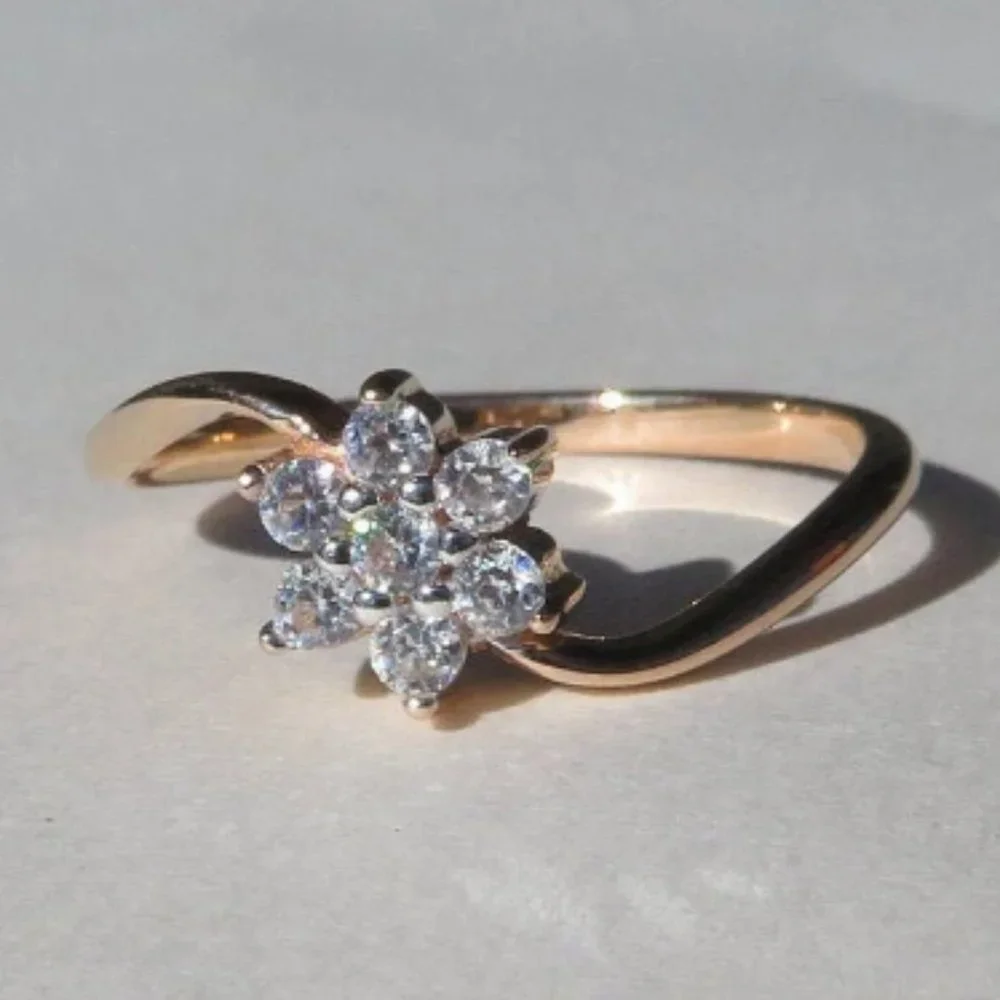Flower Sparkling Fianite In 14K Rose Gold Ring. Size 7.5